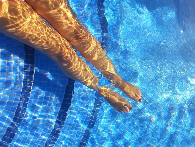 Beine einer Frau im Thermalbecken
